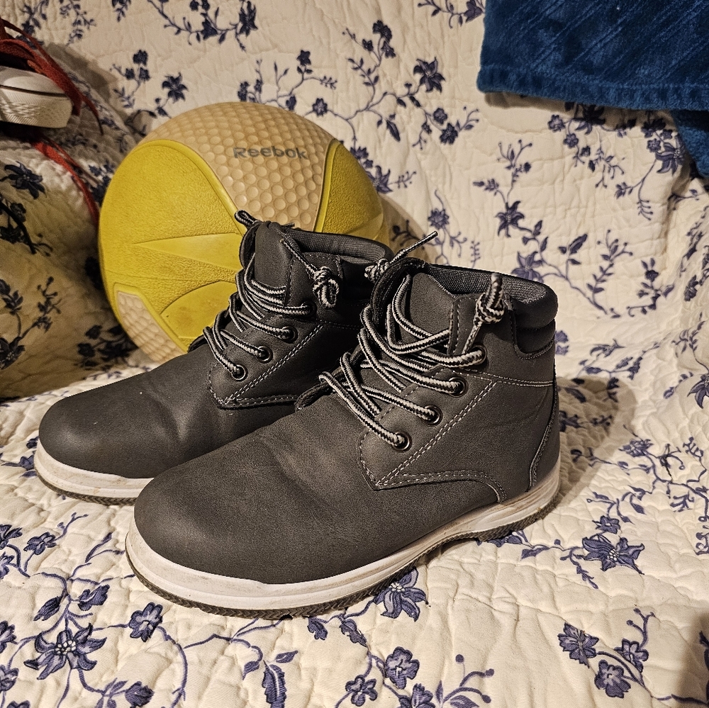 Shoe's.   Boys youth size 1